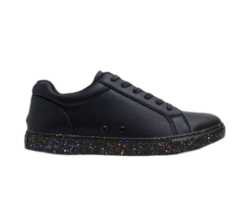 Schwarze Ataca Low-Top-Sneaker von Fuego Dance Shoes mit bunter Sohle, in der Seitenansicht auf Weiß dargestellt.